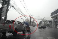 Tài xế ôtô che dù cho người đi xe lăn đang đội mưa chờ đèn đỏ