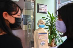 Robot phát hiện và nhắc nhở người không đeo khẩu trang