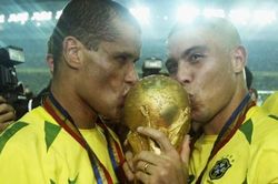 Vì sao Rivaldo chưa từng được yêu như Ronaldo 'béo'?