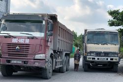Nhóm tài xế xe ben chống đối cảnh sát giao thông