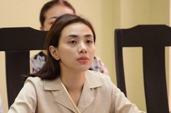 Showibz 7/5: Nữ ca sĩ Miko Lan Trinh và ông bầu Hoàng Vũ ra tòa sau 7 năm