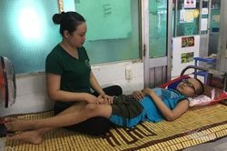'Nếu đưa về, chỉ 1-2 tháng nữa con sẽ mất trong đau đớn'