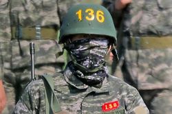 Hình ảnh Son Heung-min vác súng tập quân sự ở Hàn Quốc