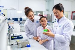 Chuyên gia sữa Cô Gái Hà Lan 'bật mí' cách thức kiểm tra sữa tươi có bị pha loãng