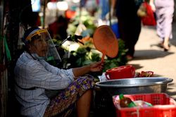 Người bán hàng rong tìm kế sinh nhai trong đại dịch COVID-19