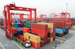 Xuất khẩu của Trung Quốc tăng lần đầu tiên kể từ đầu năm nay