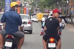 Phạt hành chính 4 thanh niên vác súng AK giả dọa người đi đường
