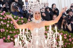 Katy Perry 'ham hố' khoe bụng bầu ở thảm đỏ Met Gala nhưng không thành