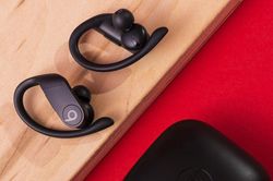 Lộ bằng chứng ngày ra mắt tai nghe Apple Powerbeats Pro 2 đã gần kề