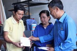 Liên đoàn Lao động tỉnh An Giang hỗ trợ đoàn viên Trung tâm Văn hóa Nghệ thuật tỉnh bị thiệt hại do hỏa hoạn