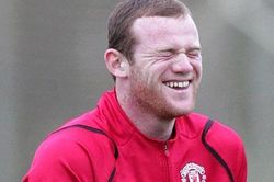 Pha dàn xếp đá phạt góc láu cá của Rooney và Giggs