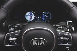 Kia Sorento 2021 có thể quan sát điểm mù qua màn hình trên xe