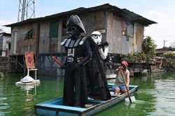 Đội quân Star Wars tuần tra trên phố, nhắc người dân ở nhà