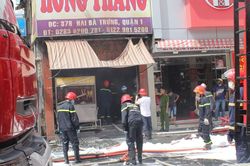 Nhiều người tháo chạy khỏi quán ăn bốc cháy ở quận 1