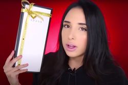 Cô gái bất ngờ với lối cư xử của nhân viên khi mua món rẻ nhất ở Gucci