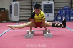 Khâm phục VĐV thể dục dụng cụ băng bó chân 'căng mình' tập luyện