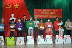 Học viện Lục quân tặng quà các gia đình có hoàn cảnh khó khăn tại Lâm Đồng