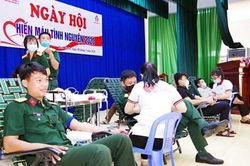 Cán bộ, chiến sĩ Binh đoàn 16 hiến máu tình nguyện