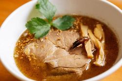 Rợn người món mì ramen dế ở Nhật khiến thực khách hiếu kỳ