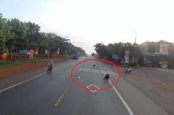 Đánh rơi đồ và hành động của tài xế khiến 2 cô gái cúi đầu cảm ơn