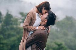 Sao phụ nữ luôn miệng hỏi ''Anh có yêu em không'?