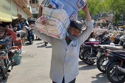 Người dân TP.HCM vất vả mưu sinh dưới nắng nóng 37oC