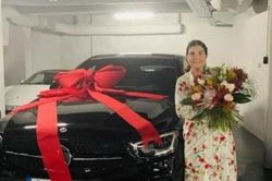 Cristiano Ronaldo tặng xế hộp đắt tiền cho mẫu thân nhân dịp 'Ngày của Mẹ'