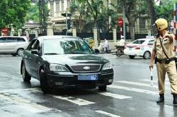 Xe biển xanh đua nhau vượt đèn đỏ, công an gửi văn bản về đơn vị chủ quản
