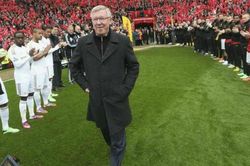 Ngày này năm xưa: 'Ông già gân' Alex Ferguson chia tay MU