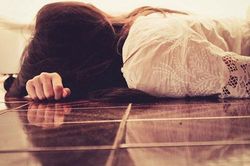 Cứ nghĩ văn phòng không còn ai, tôi vô tư mở cửa phòng sếp đi vào mà không ngờ lại được chứng kiến cảnh tượng khó tin nhất trong đời