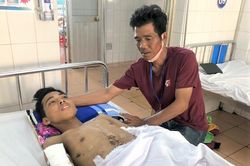 Cha mẹ nghèo không tiền lo viện phí cho con