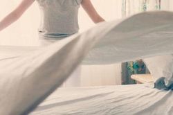 Thói quen nhiều người làm ngay khi vừa tỉnh giấc tưởng đúng nhưng nguy hại, điều thứ 2 hay mắc nhất