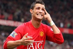 Ronaldo châm ngòi cho màn lội ngược dòng của MU