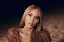 Kim Kardashian khoe tóc lưới cá sau khi bị tố photoshop