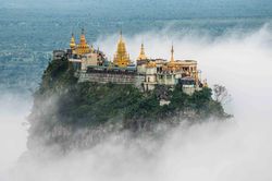 Leo 777 bước để tới tu viện dát vàng trên núi ở Myanmar