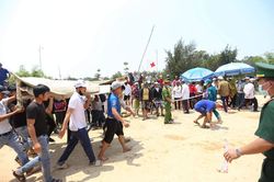 Nạn nhân sống sót trong vụ lật ghe: 'Tôi vật lộn khoảng 15 phút giữa sông thì được cứu'