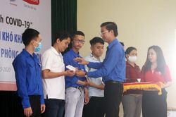 Tặng 300 suất quà cho người bị ảnh hưởng bởi COVID - 19