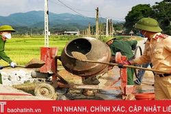 Cán bộ, chiến sỹ công an, kiểm sát Hương Sơn giúp dân xây dựng NTM