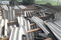 Mưa, giông lốc gây thiệt hại nặng nhiều địa phương