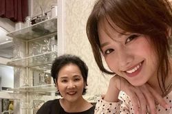 Hari Won dẫn mẹ đi ăn, Kim Hiền tự trách bất hiếu trong Ngày của mẹ
