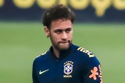 Neymar cay cú khi bị cậu bé học viện làm bẽ mặt