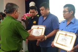 Khen thưởng 3 người dân bắt 2 kẻ cướp chích điện tiểu thương