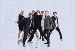 Quá thân thiết, ngoài đời BTS cũng hành động đồng bộ như máy