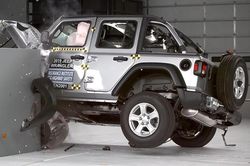 Jeep Wrangler 'ngửa bụng' trong bài thử nghiệm va chạm mới