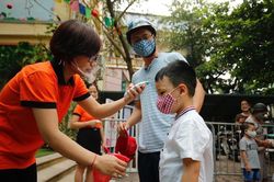 Trường mầm non giao nhận trẻ ở cổng trường