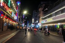 Phố Tây Bùi Viện vui chơi tận khuya trong ngày đầu mở cửa trở lại