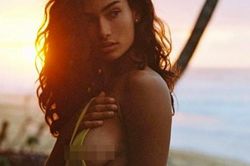 Mẫu lai 9x Kelly Gale mặc áo tắm hờ hững, khoe vòng 1 căng tròn nóng bỏng