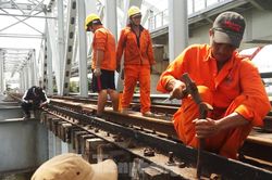 Công nhân đội nắng tháo dỡ cầu sắt hơn trăm tuổi ở Sài Gòn