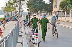 Bất lực trước tình trạng dân vượt rào xuống hồ Tây tắm