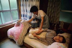 Mới về sống chung thì phát hiện mẹ chồng không bình thường, tới khi nghe chồng kể lại câu chuyện từ 15 năm trước, tôi từ sửng sốt đến 'cay mắt xót xa'